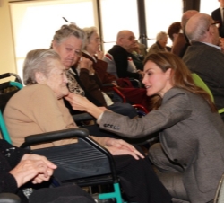 Doña Letizia junto a una de las residentes del Centro